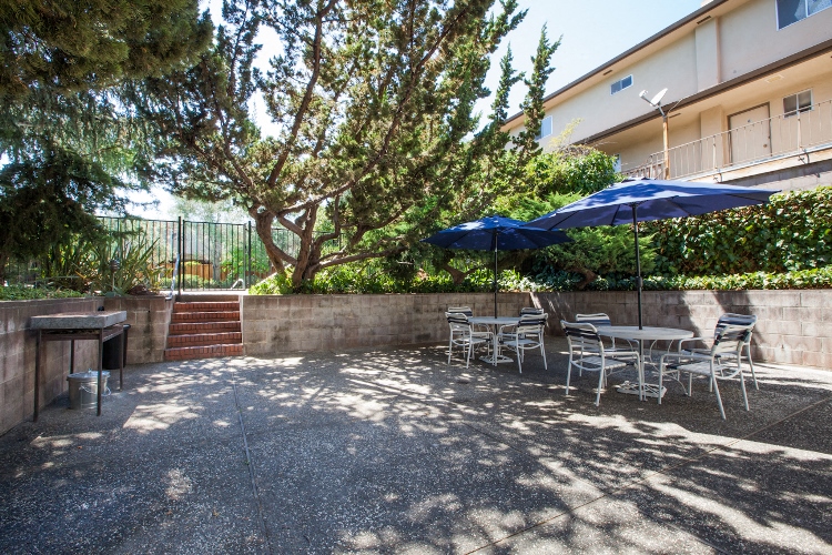 Flores Manor Apartments photo 4